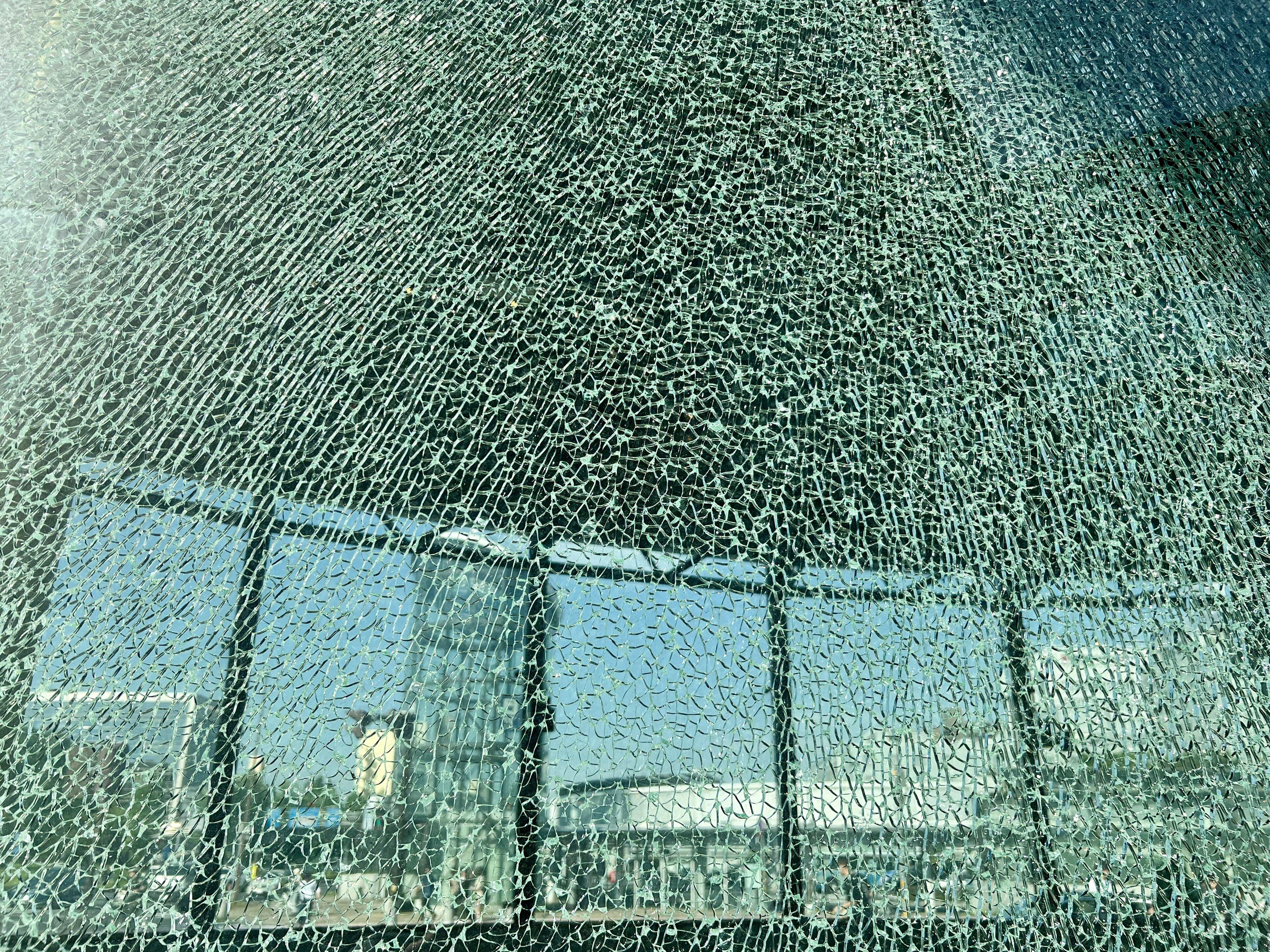 つくば駅の窓ガラスが粉々「不謹慎ながらあまりに美しすぎる」 暑さが