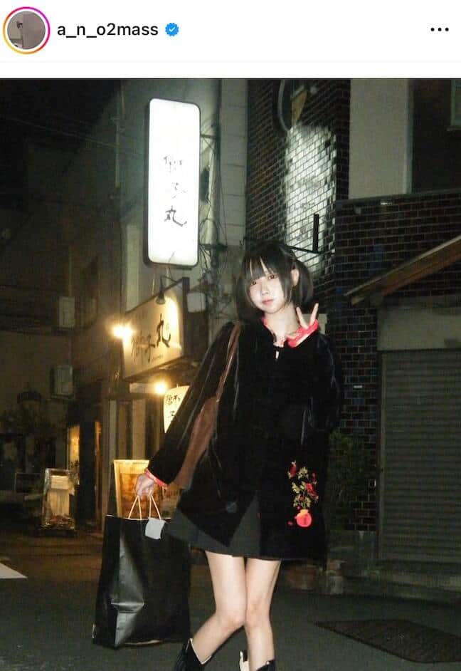 あのちゃん、膝上ミニスカ×ブーツのコーデで夜の街角に 「武藤敬司