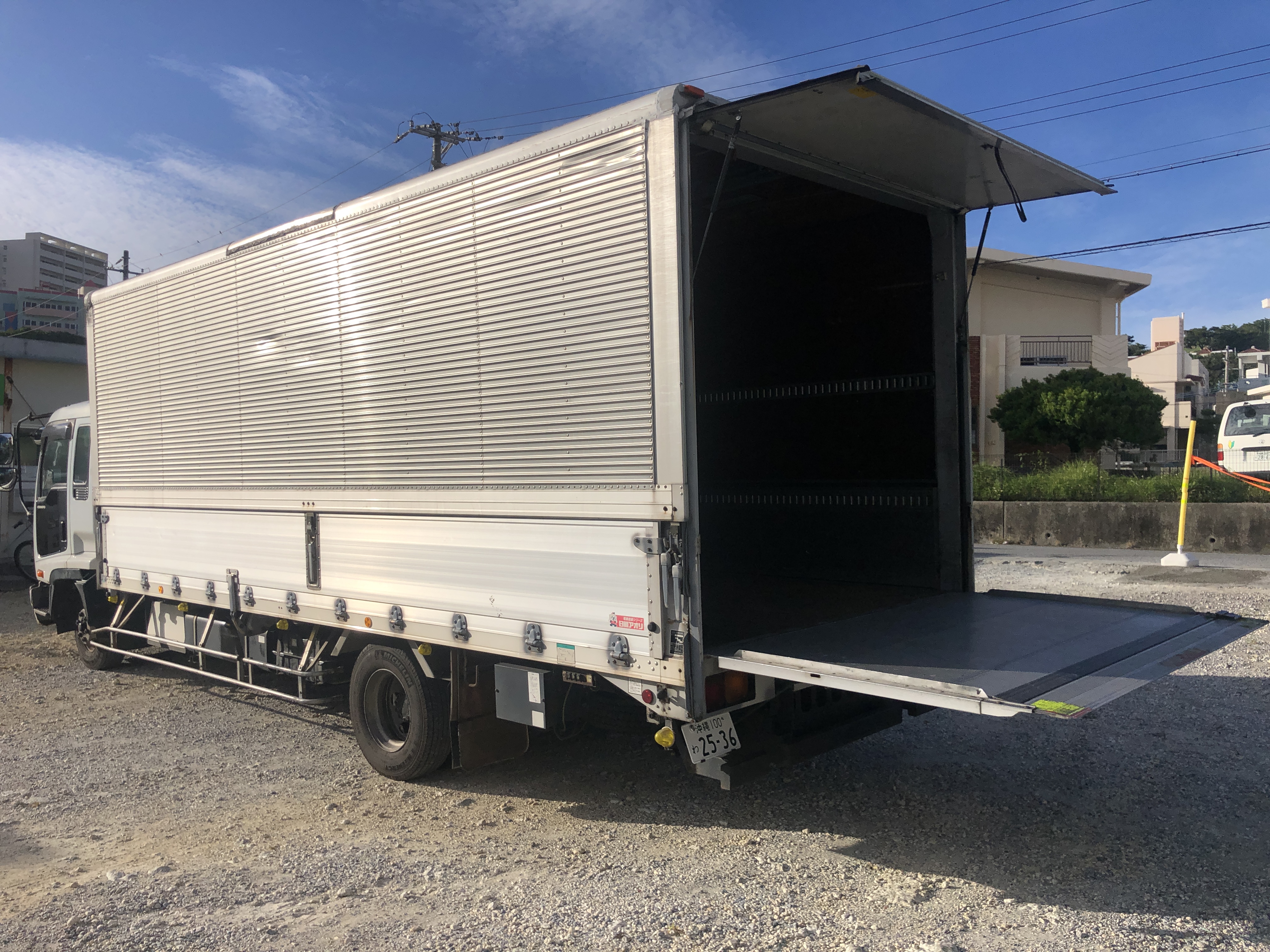 沖縄のトラック専門レンタカー【じょりーオート】