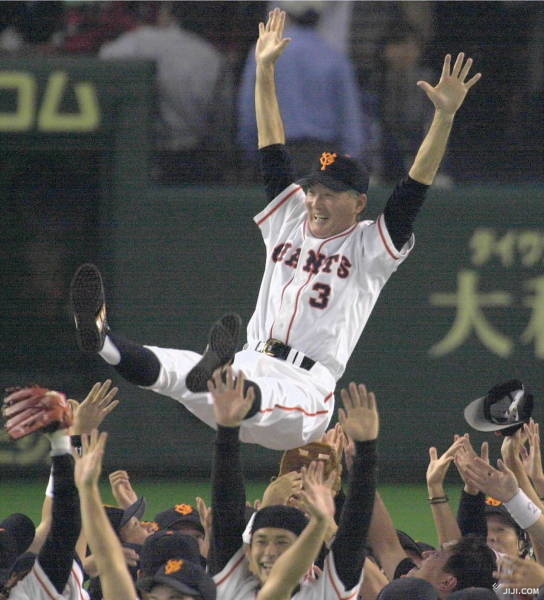 6年ぶりの日本一を決め、胴上げされ…：長嶋茂雄氏 「ミスター巨人