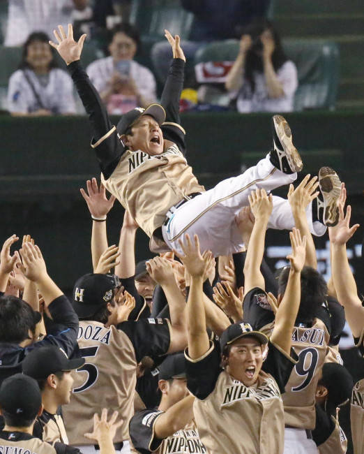 4年ぶりのパ・リーグ優勝を決め、胴上げされる日…：日本ハムの優勝