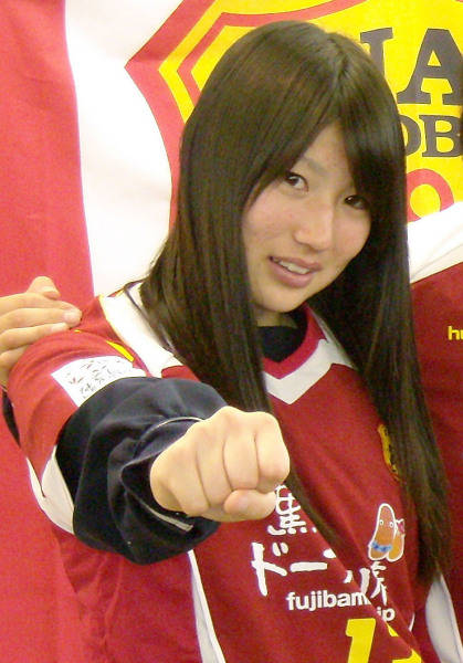 INAC神戸レオネッサの入団会見に臨む仲田歩夢（…：ヤングなでしこ