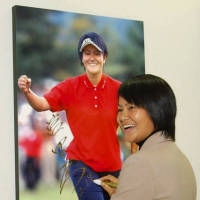 第1回女子W杯ゴルフに優勝し、優勝トロフィー…：女子ゴルフ・宮里藍