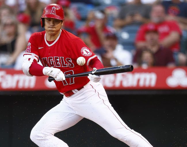 ツインズ戦の初回、セーフティ…：投打「二刀流」大谷翔平 2022年