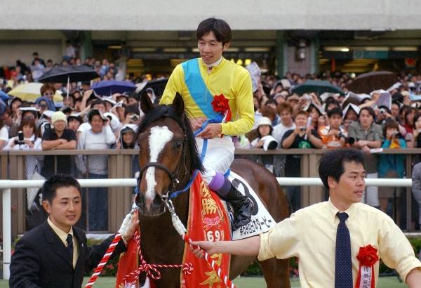 第69回日本ダービーで2分26秒2で優勝し、今年…：歴代ダービー馬