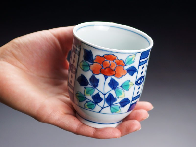 色鮮やかな染錦で菊牡丹が描かれた有田焼湯呑み 菊牡丹図 - JTOPIA