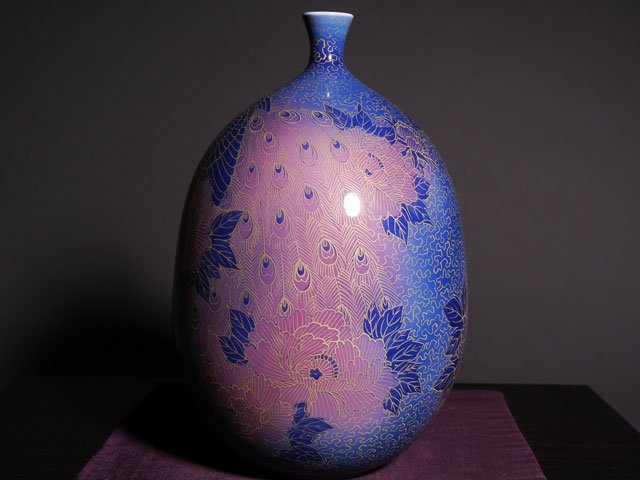 有田焼】飾り花瓶 染錦金彩孔雀牡丹図 - JTOPIA