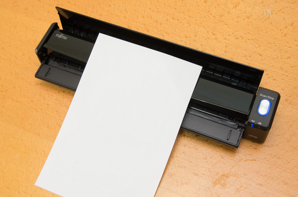 WiFiとバッテリー装備の最強モバイルスキャナ 富士通『ScanSnap iX100