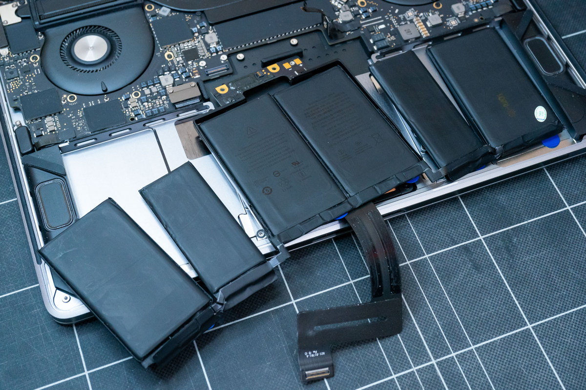 MacBook Pro 2019 13インチ Touch Barのバッテリー交換方法 | 巨大