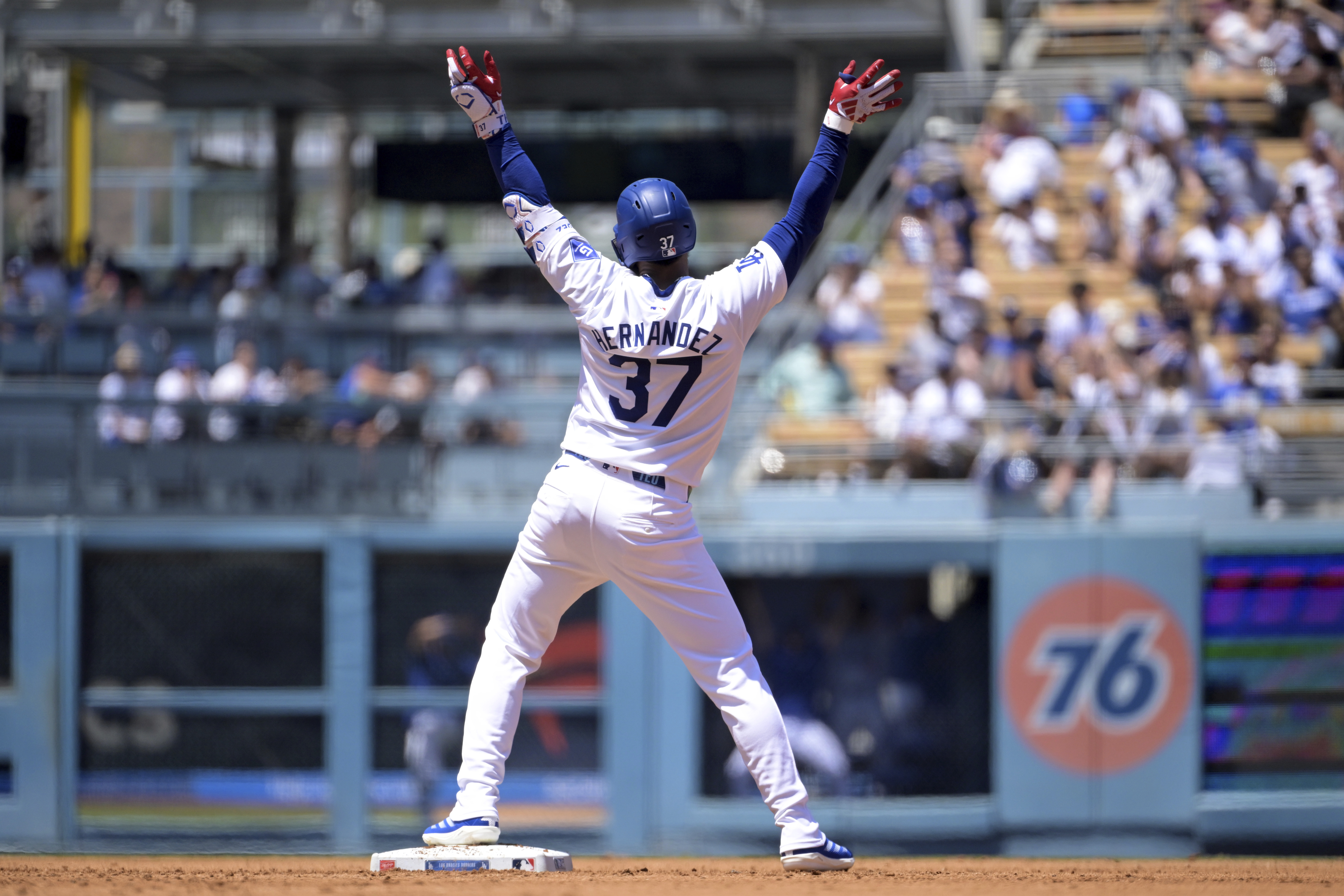 Teoscar Hernández's game-winning hit leads Dodgers past Pirates