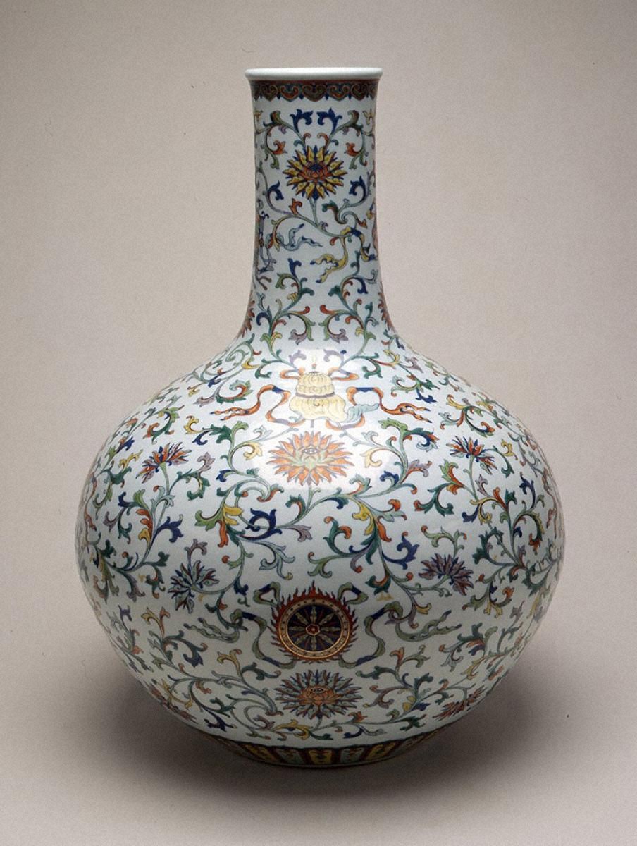 豆彩八吉祥唐草文天球瓶｜展示中の日本・東洋のやきもの｜コレクション