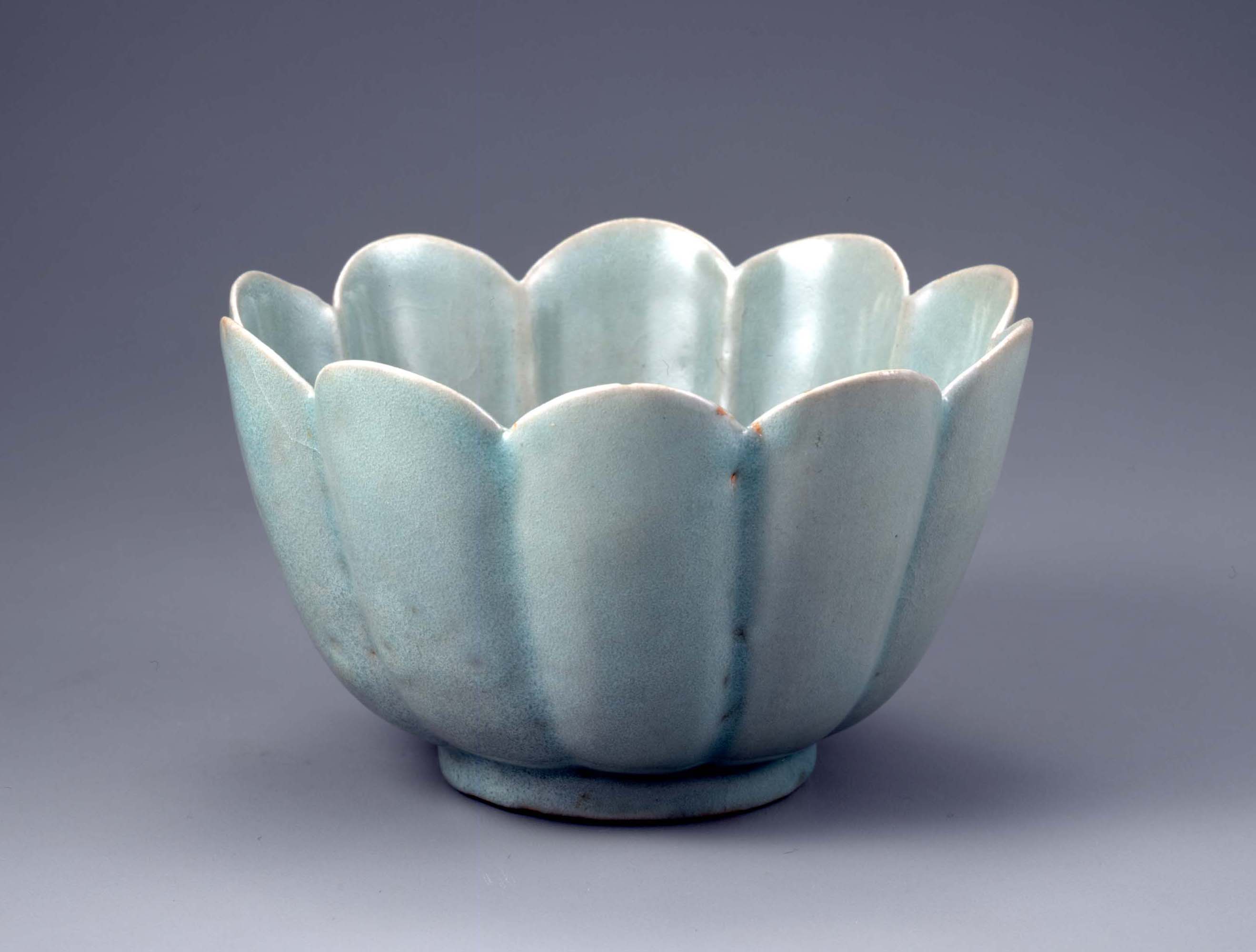 青磁刻花牡丹文鉢｜展示中の日本・東洋のやきもの｜コレクション｜岡田