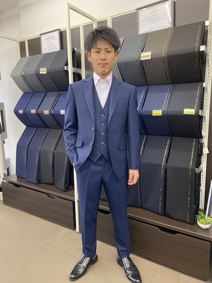 ビジネスに最適なネイビーストライプのスーツ-福岡呉服町店スーツ