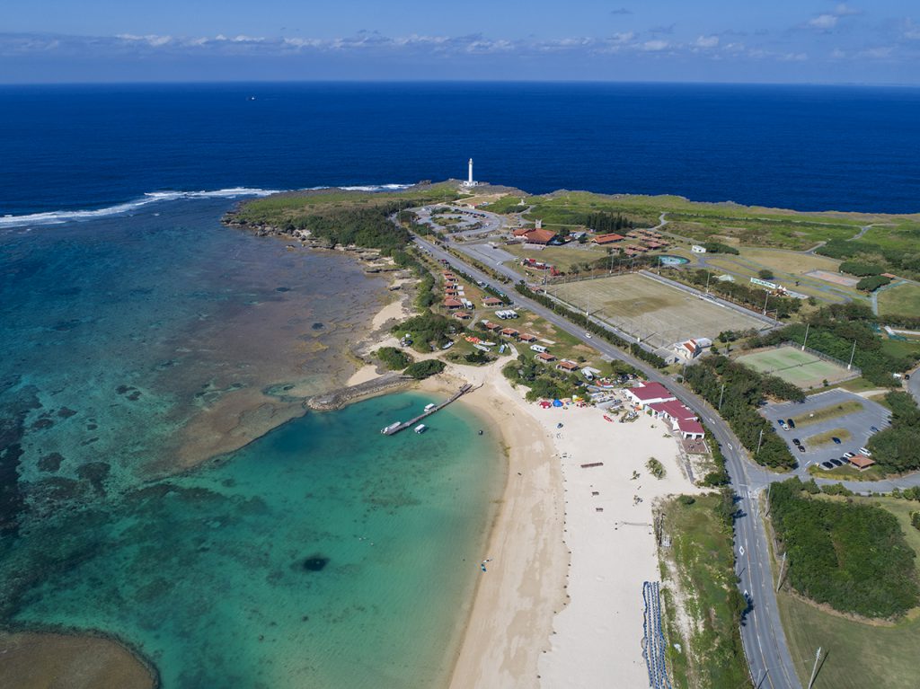 沖縄有数の絶景スポット「残波岬」 公園、ビーチ、夕日などの見どころ