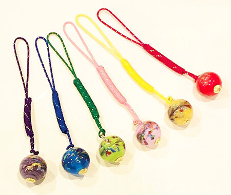 旅の思い出を自らの手で形に…和泉蜻蛉玉®を使った根付、ブレスレットの