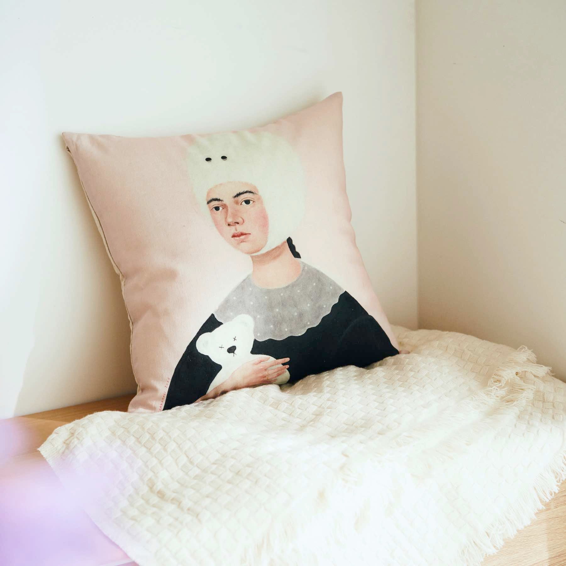 坂巻弓華 オリジナルクッションカバー／変なお姉さま。「私は雪の妖精