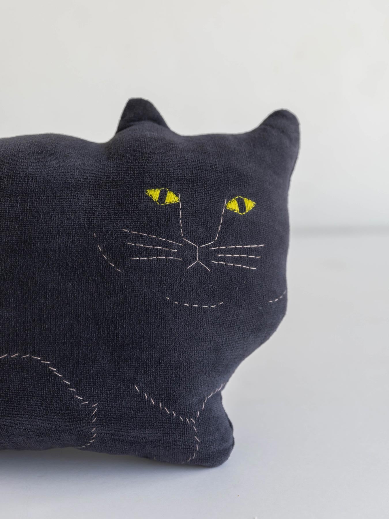 Tomotake ネコのクッション｜オブジェ・ぬいぐるみ｜オルネ ド