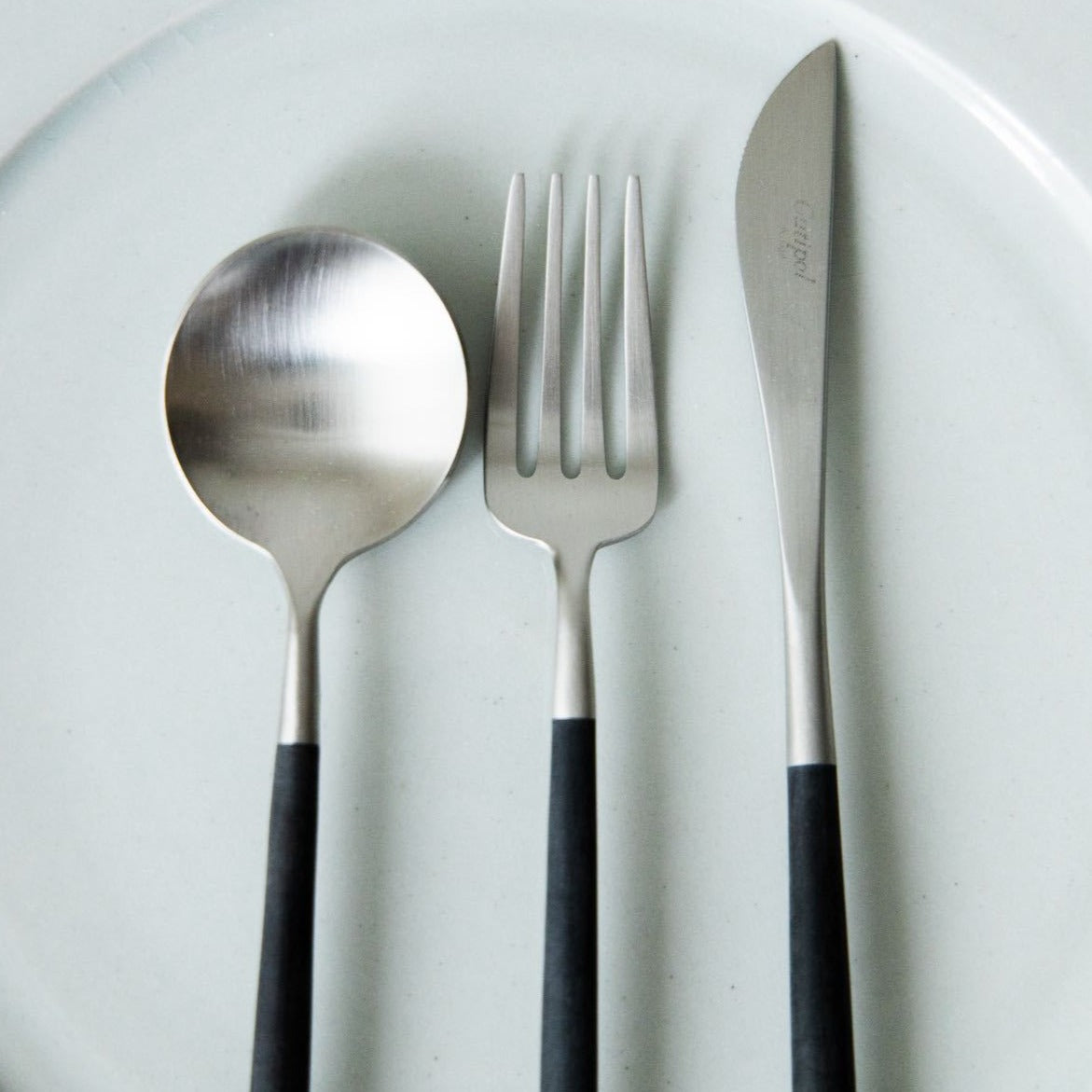 Cutipol GOA ブラック×シルバー｜カトラリー｜オルネ ド フォイユ公式