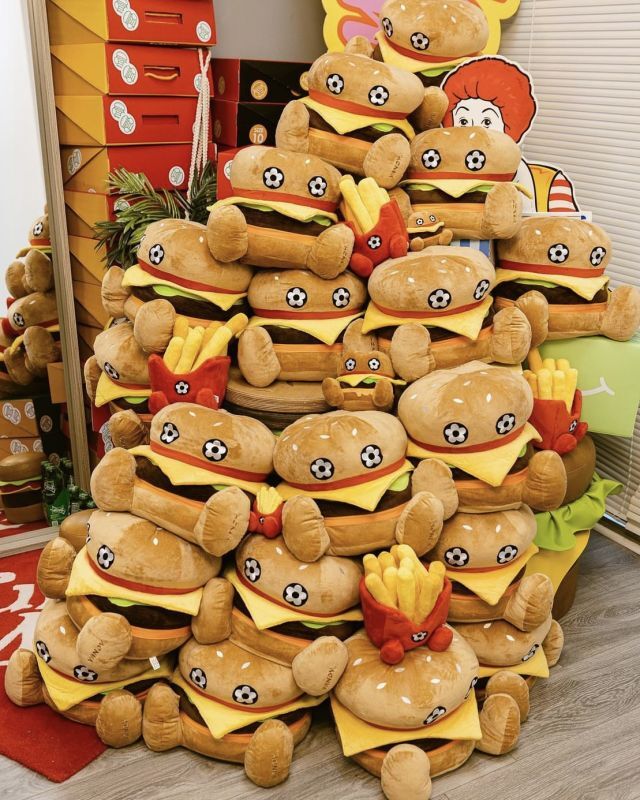 VANDYTHEPINK / burger plushy toy - OTHELLO KUMAMOTO