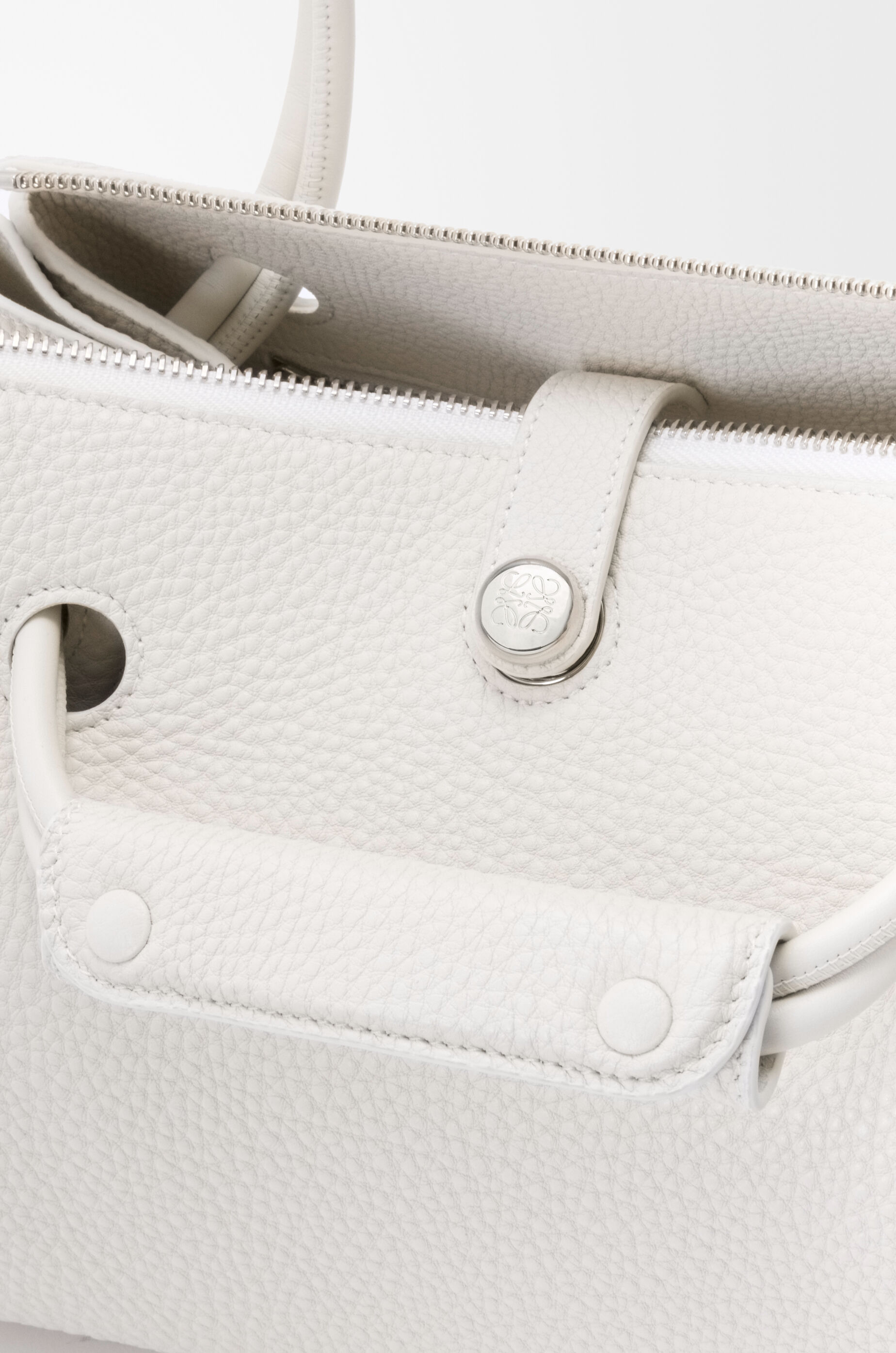 マドリードバッグ スモール（サプルグレインカーフ） ホワイト - LOEWE