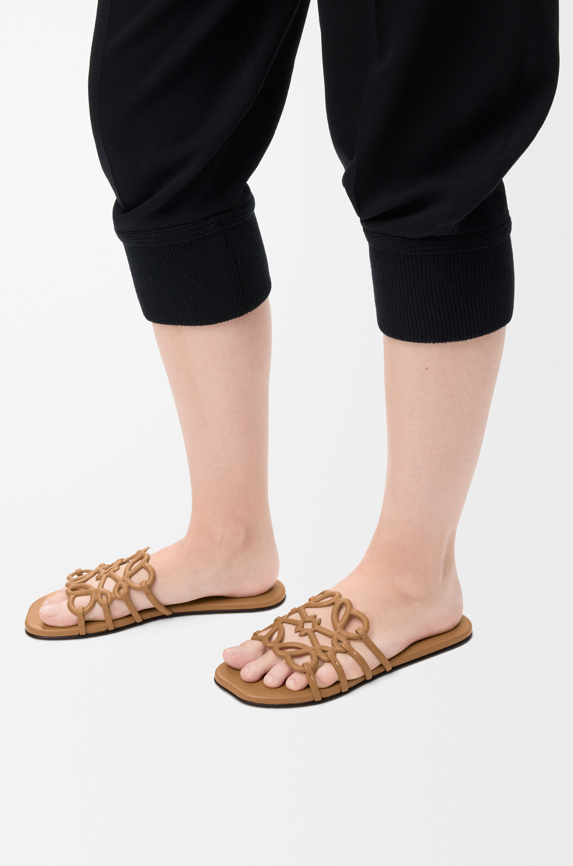 ペタル アナグラム スライド（ソフトカーフ） ベージュ - LOEWE Japan