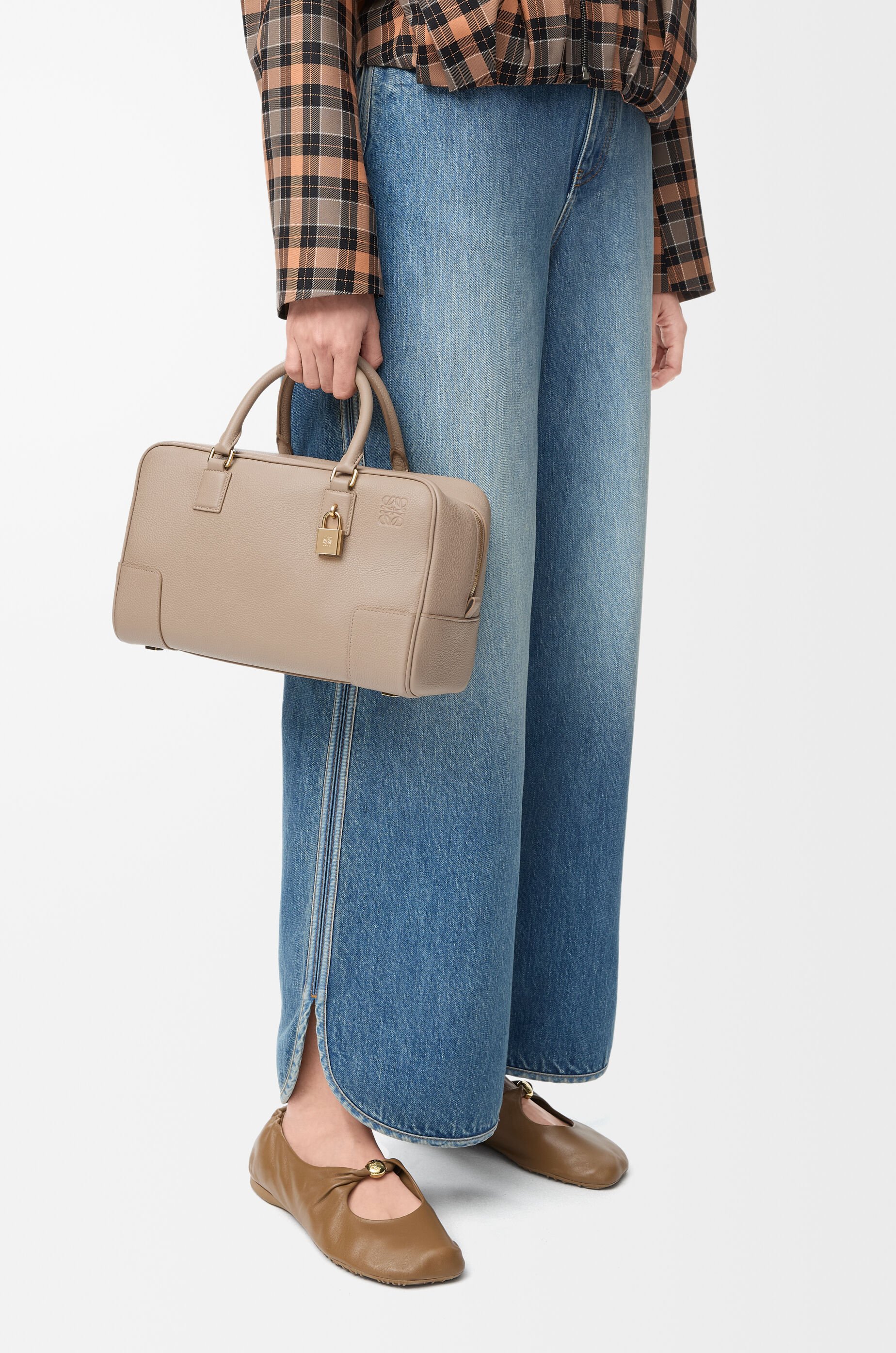 アマソナ28 バッグ（ソフトグレインカーフ） ベージュ - LOEWE Japan