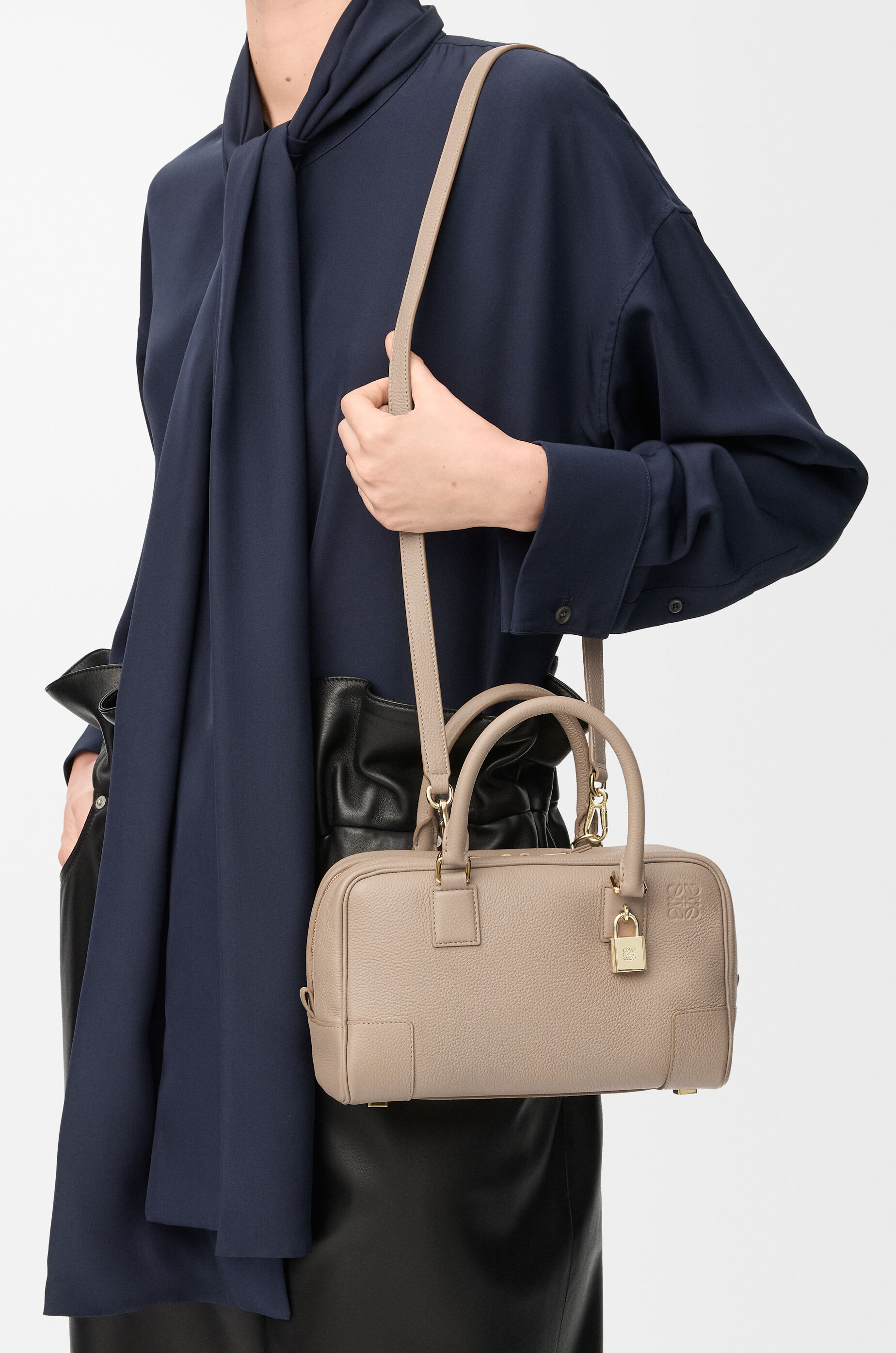 アマソナ23 バッグ（ソフトグレインカーフ） ベージュ - LOEWE Japan