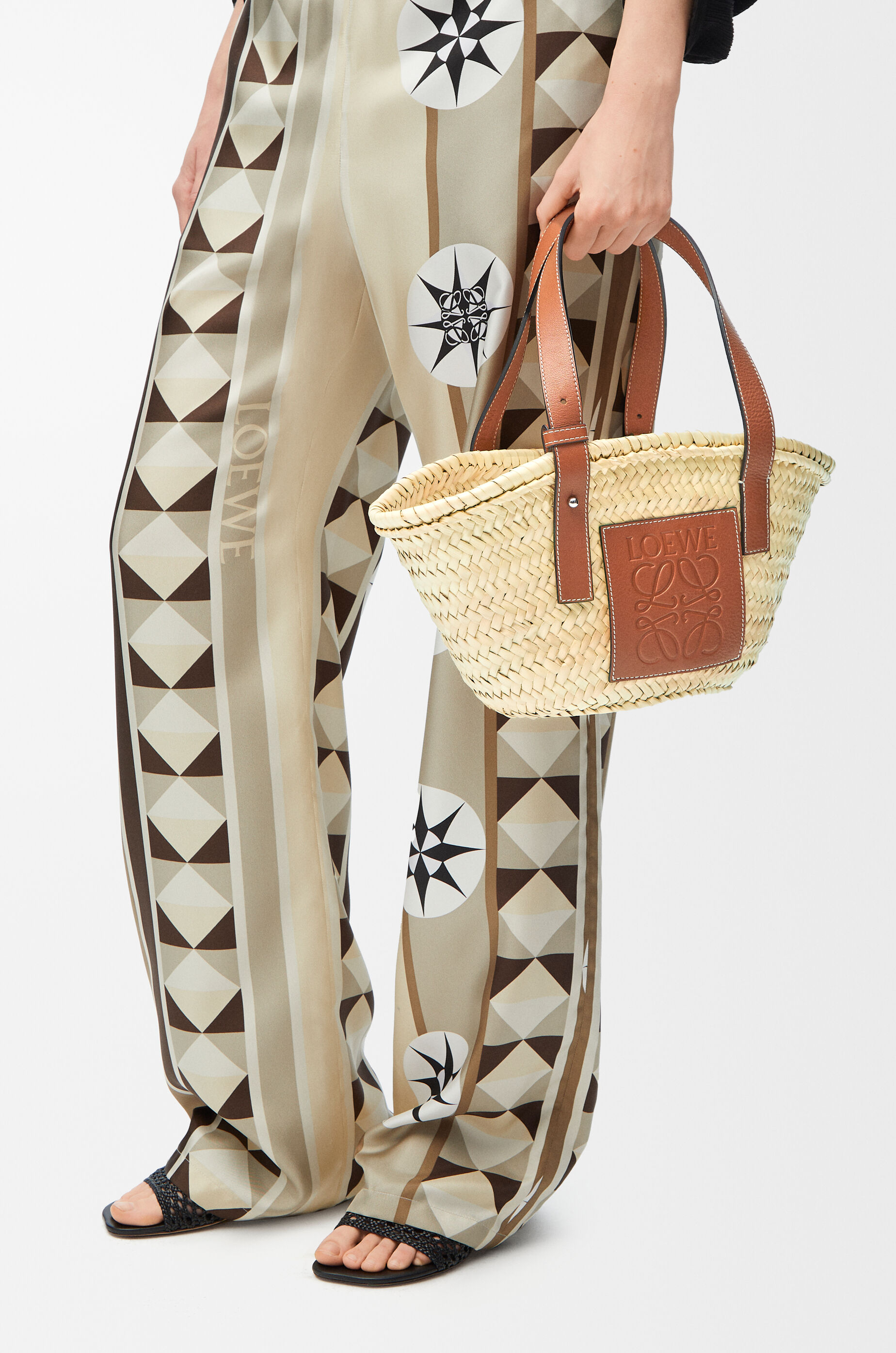 バスケットバッグ スモール（ヤシの葉&カーフ） ベージュ - LOEWE