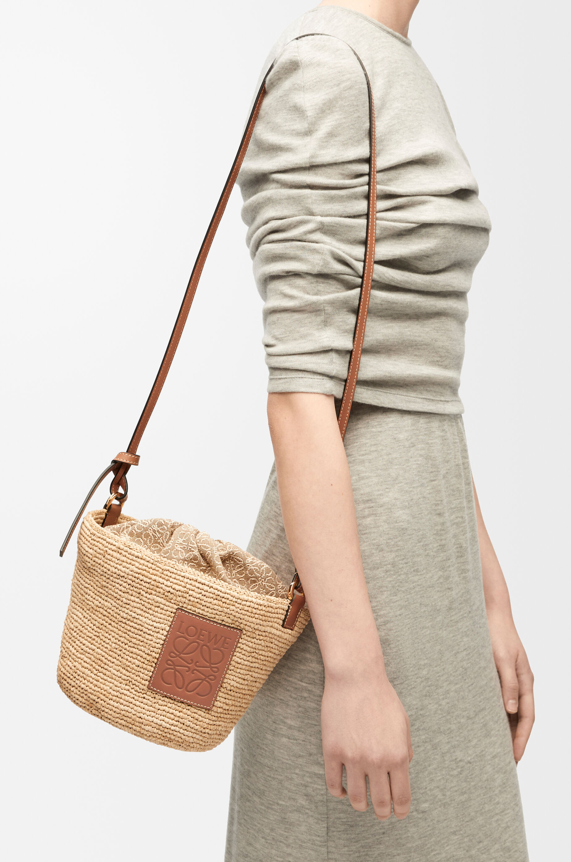 ポシェットバッグ（ラフィア&カーフ） ベージュ - LOEWE Japan