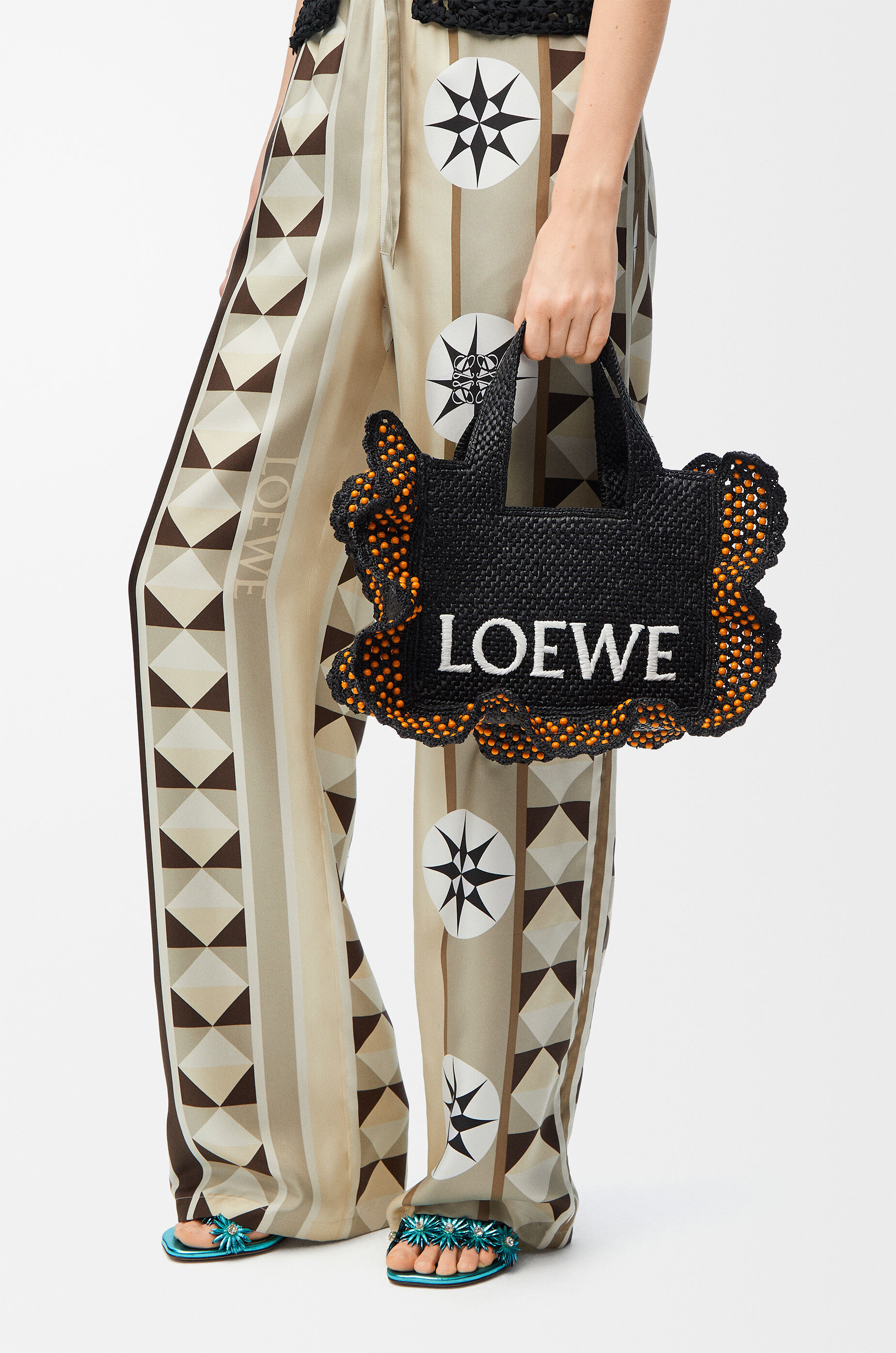 60%オフ‼️LOEWEロエベフォントトートスモールラフィアカゴバッグ