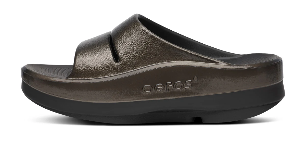 Oofos Women's OOmega OOahh Stacked Sandal Black & Titanium Mirror