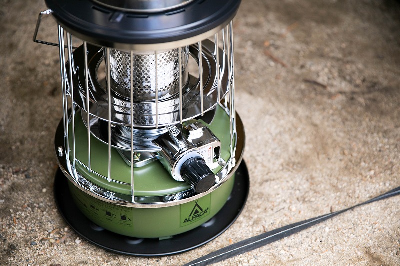 アースカラーでまとめたサイト。アルパカストーブで暖まりながら過ごす