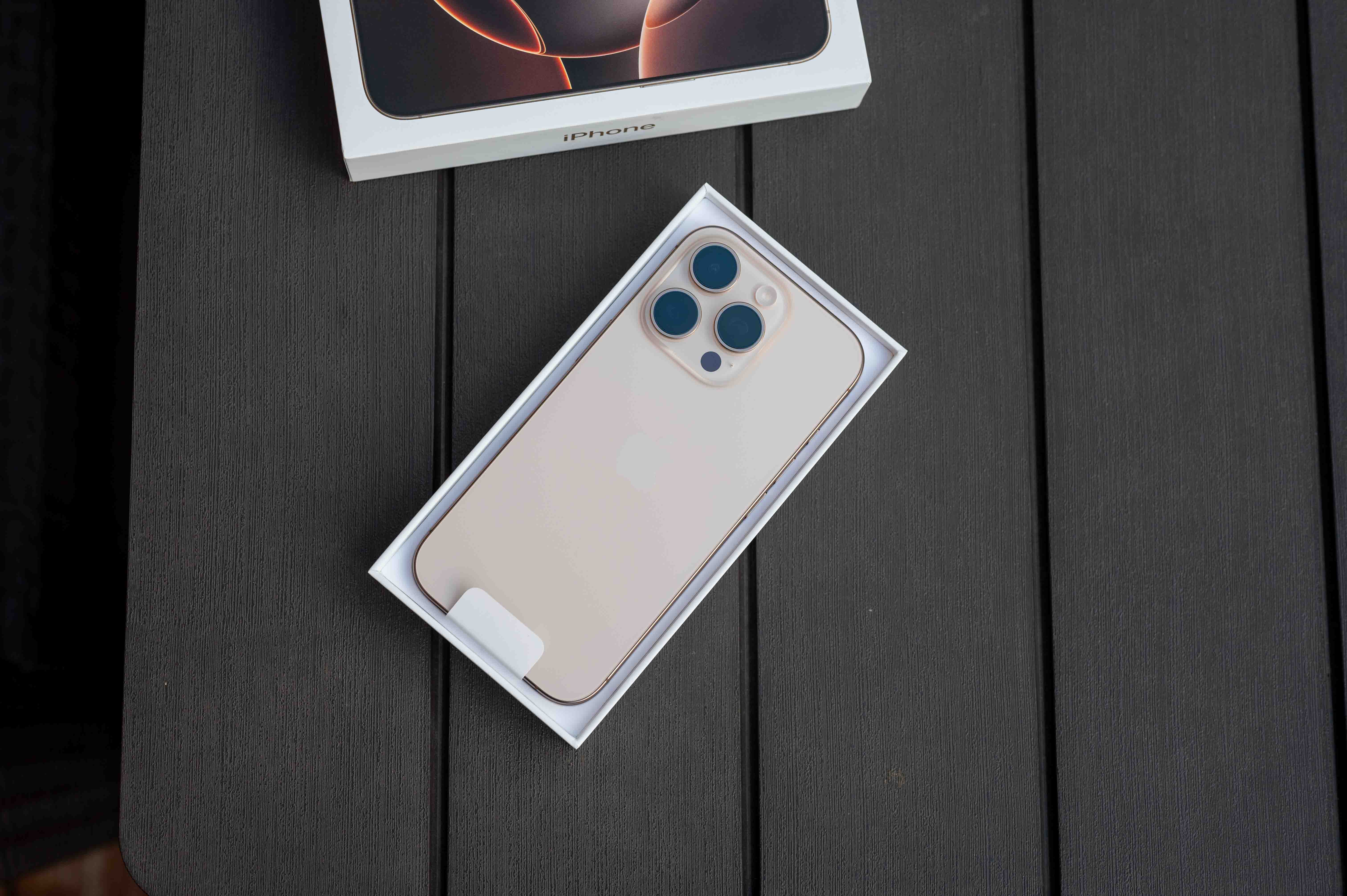 iPhone 16 Proの最初の分解では、バッテリーの大幅な改善が確認され