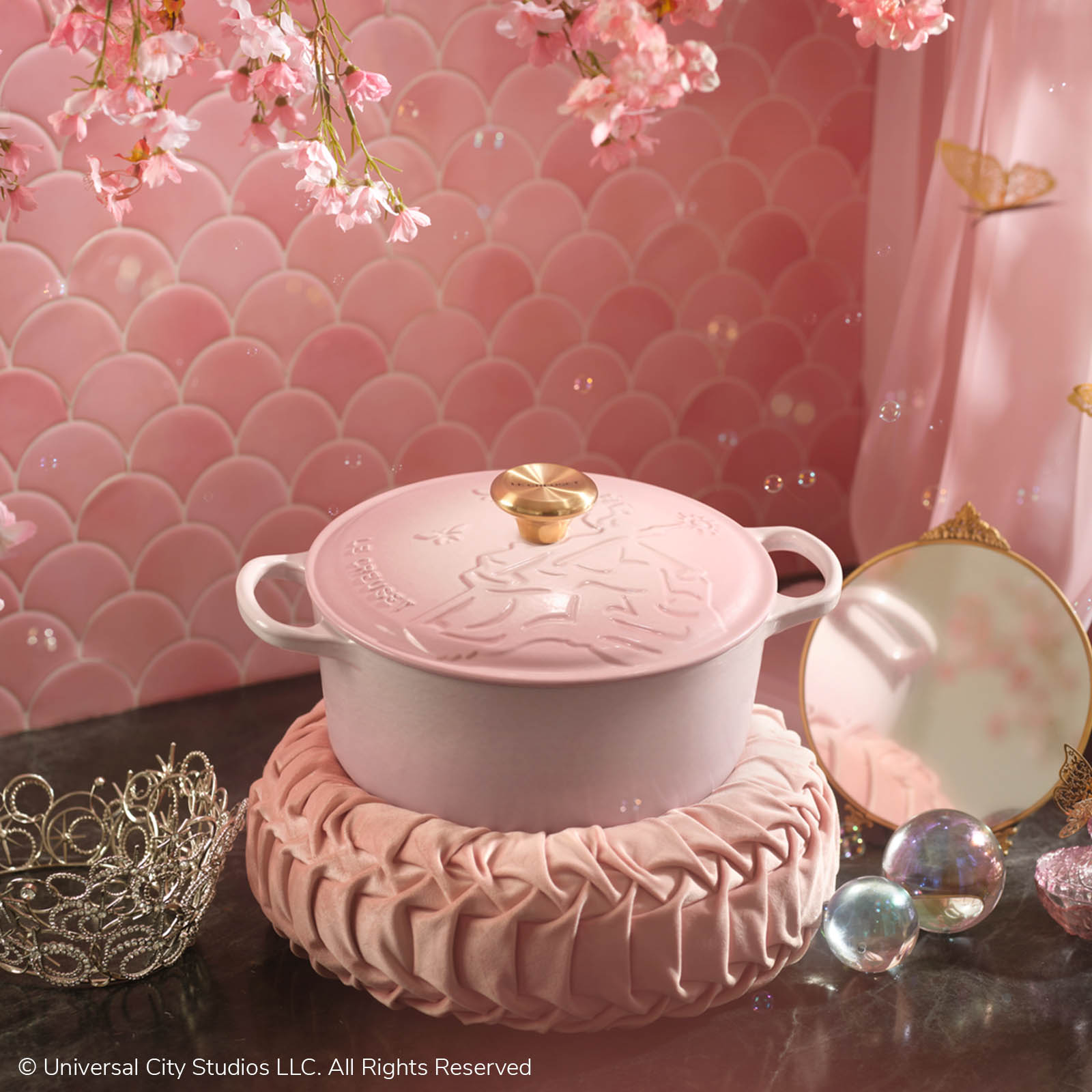 シグニチャー ココット・ロンド 24cm グリンダレリーフシェルピンク