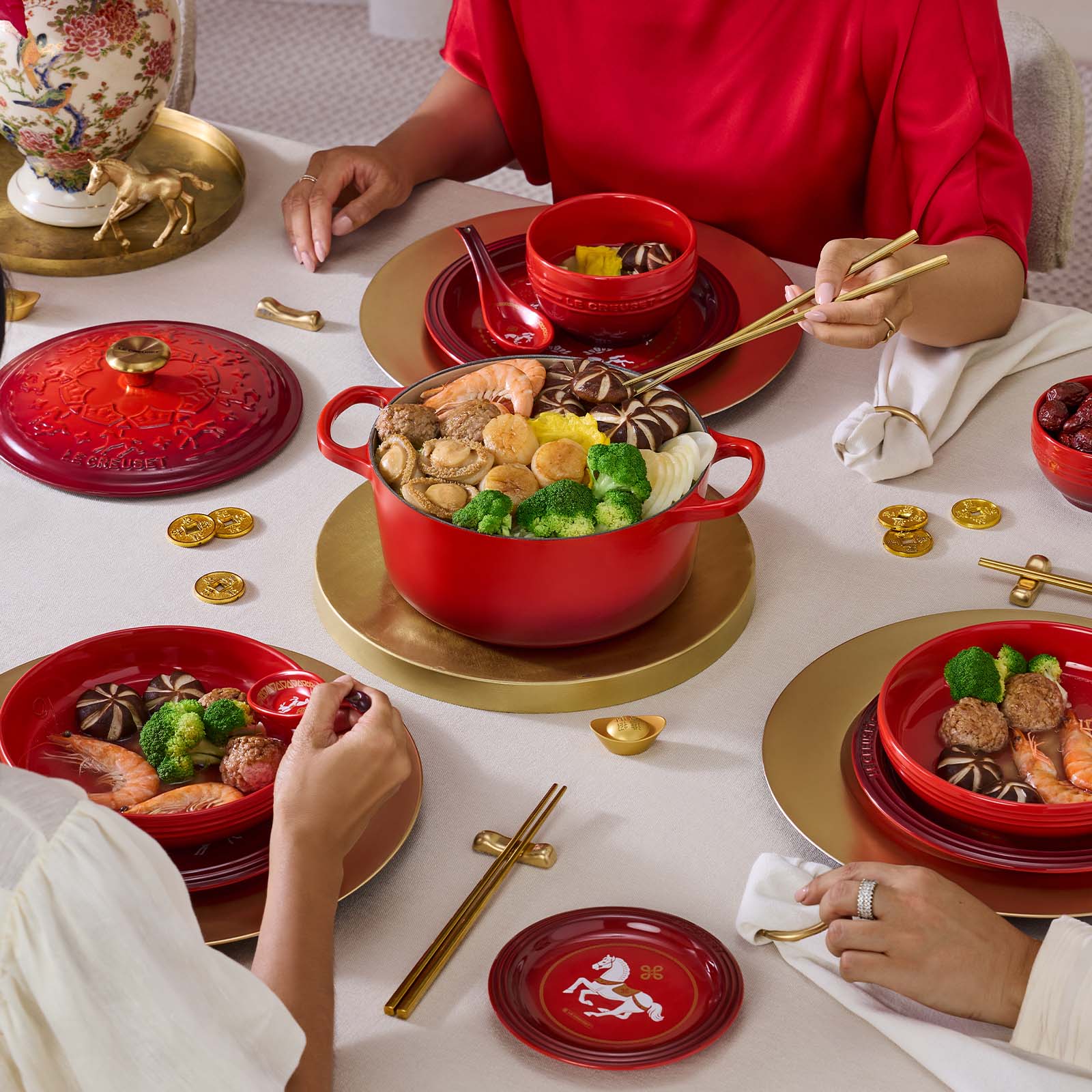 シグニチャー ココット・ロンド ホースレリーフ 22cm チェリーレッド