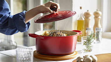 シグニチャー ココット・ロンド 20cm チェリーレッド (ブラックマット