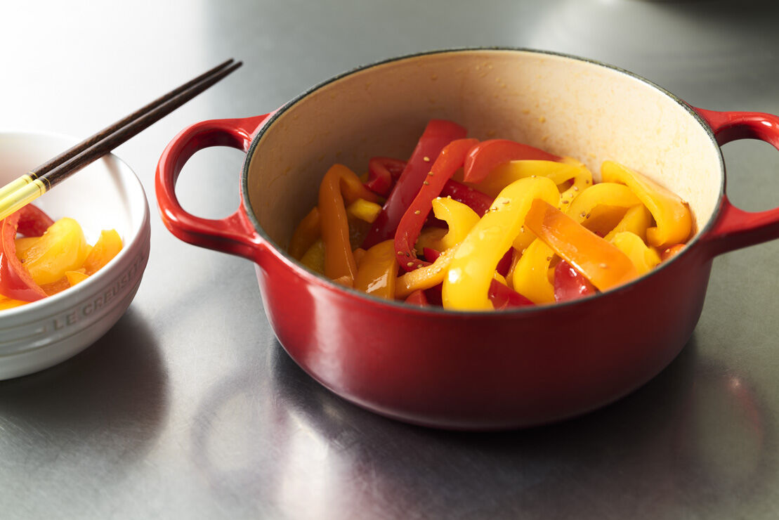 ル・クルーゼ公式】パプリカのきんぴらの作り方