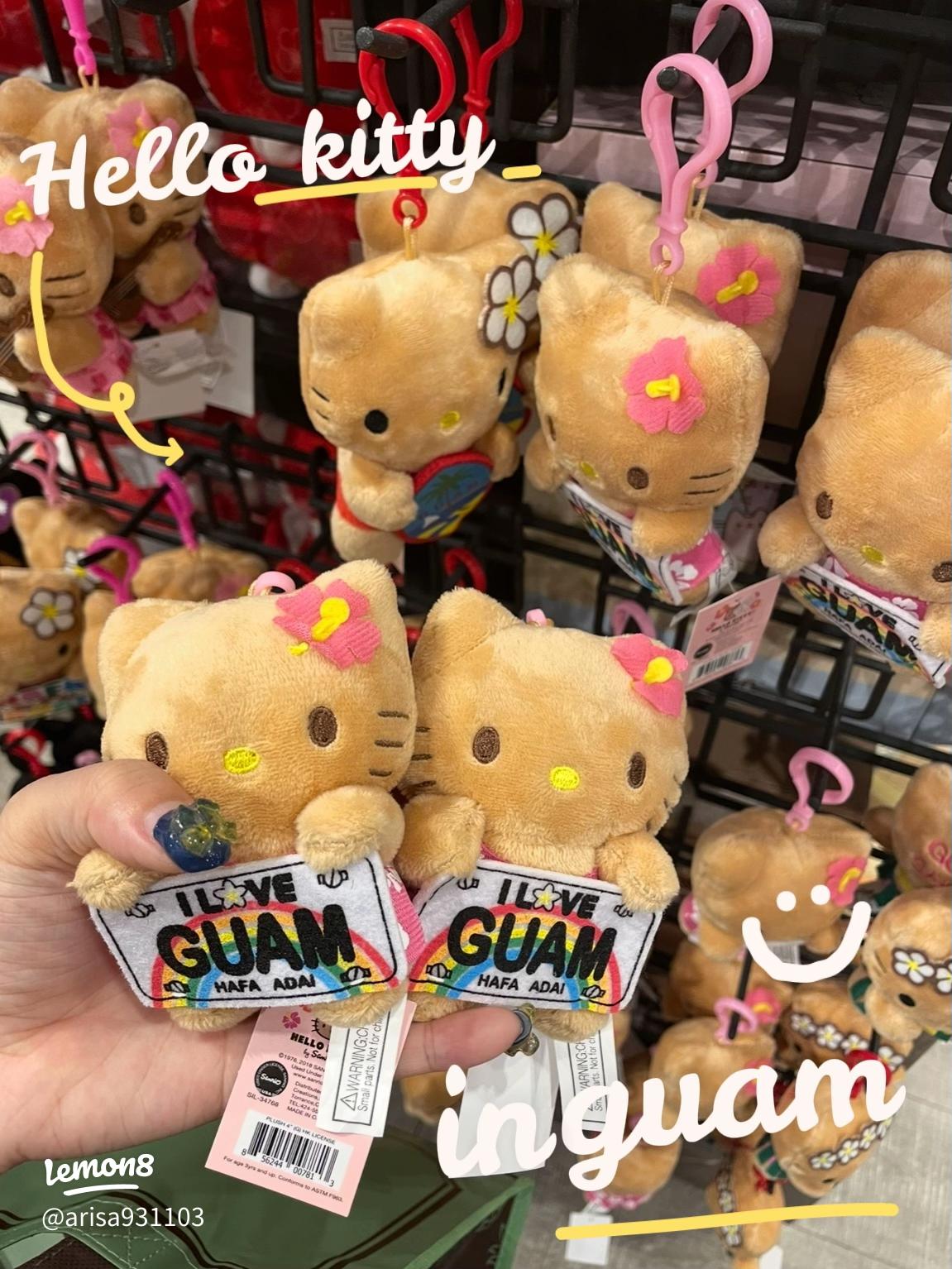 グアムのハイビスカスを身にまとった日焼けキティちゃんグッズ