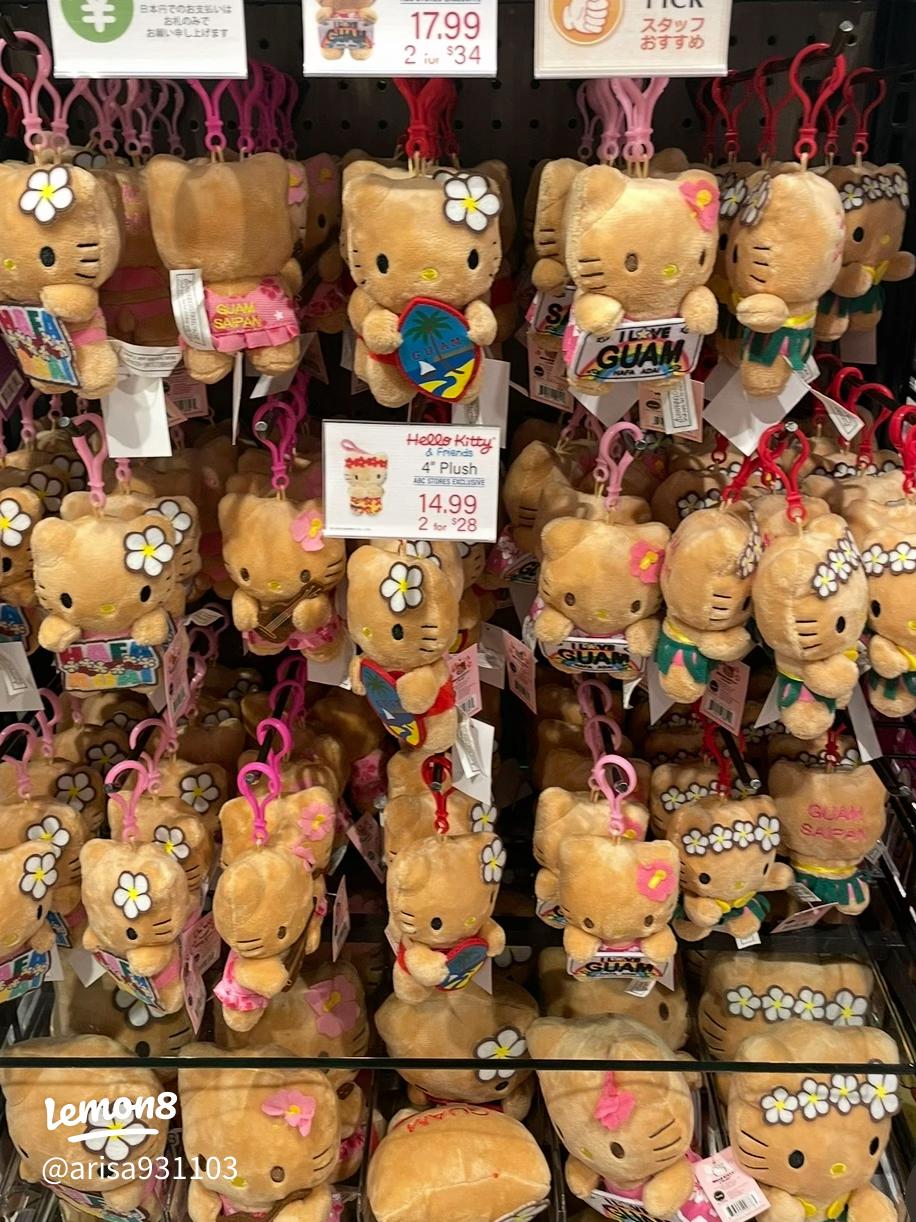 グアムのハイビスカスを身にまとった日焼けキティちゃんグッズ