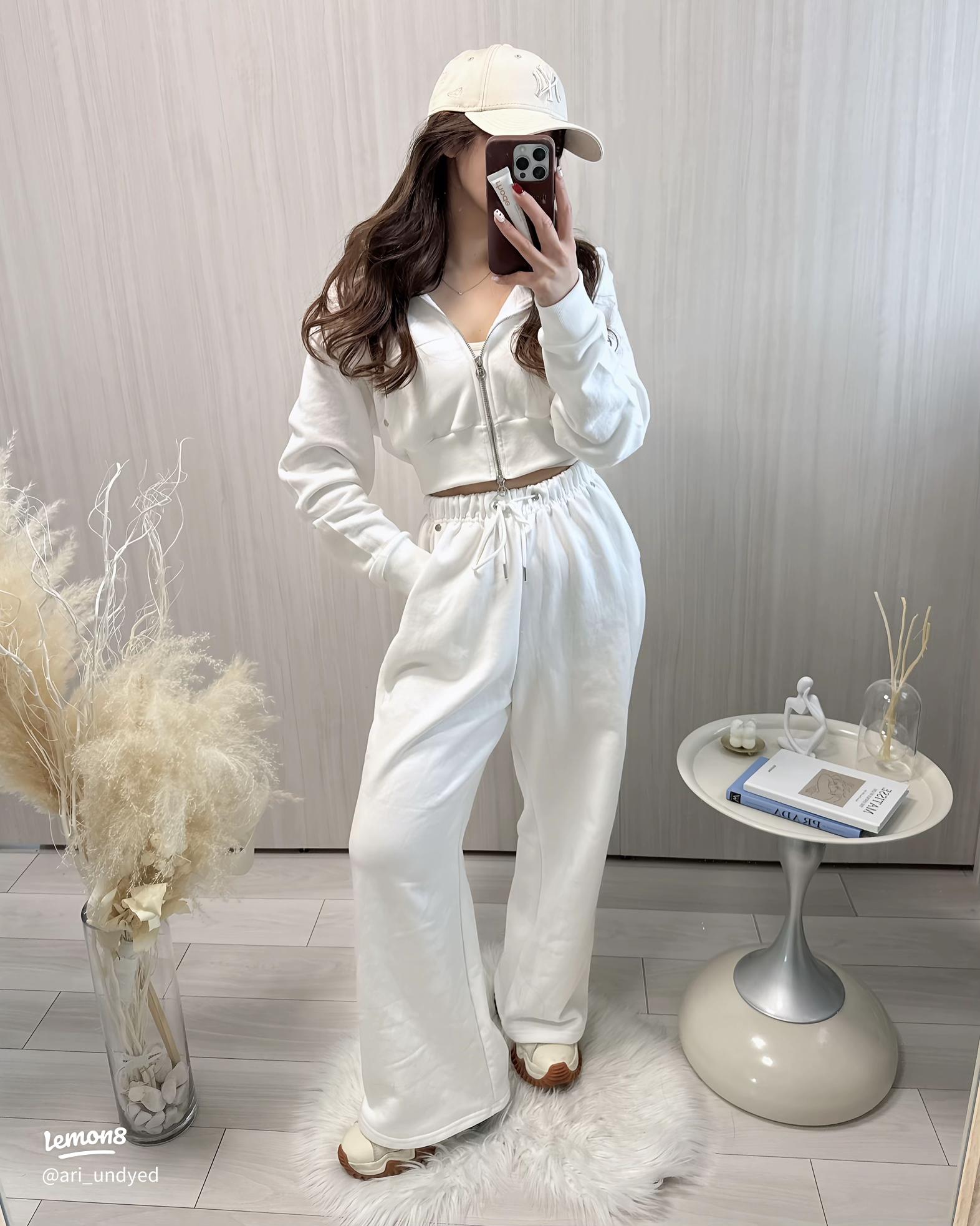 真っ白スウェットセットアップの魅力とは？amoodの韓国ファッション