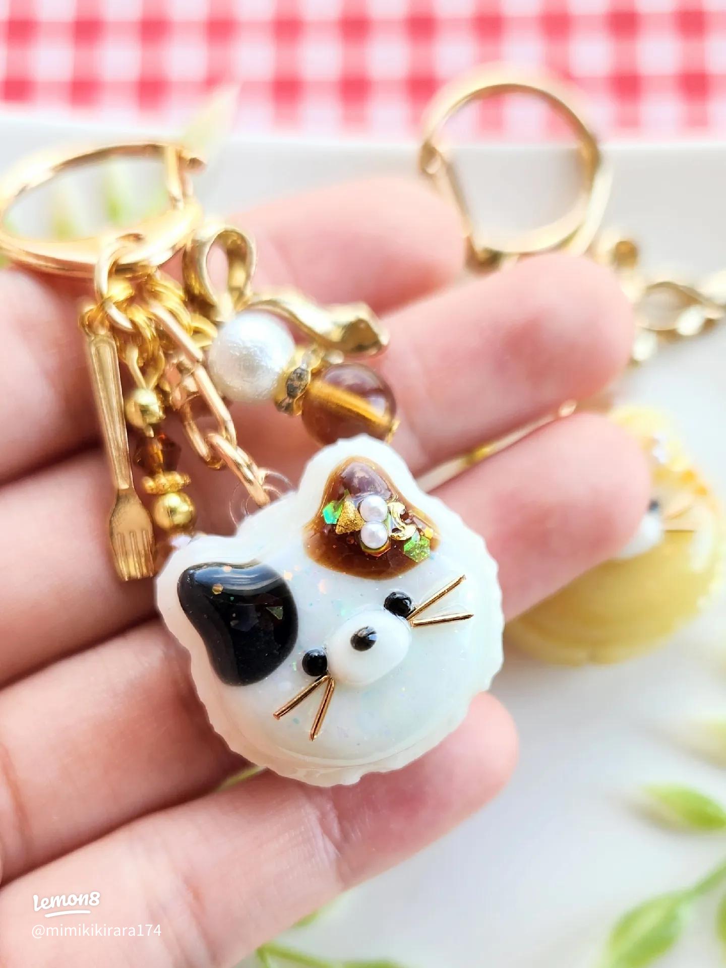 かわいい猫モチーフのマカロンキーホルダー｜手描き茶トラと三毛猫デザイン