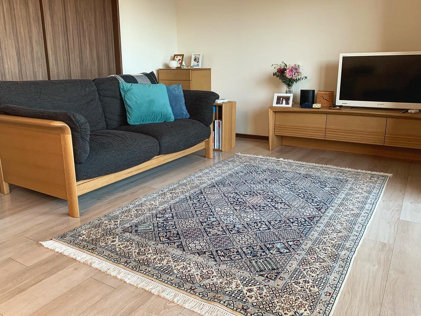 ナチュラルなインテリアのリビングにも合うペルシャ絨毯 | GALLERY