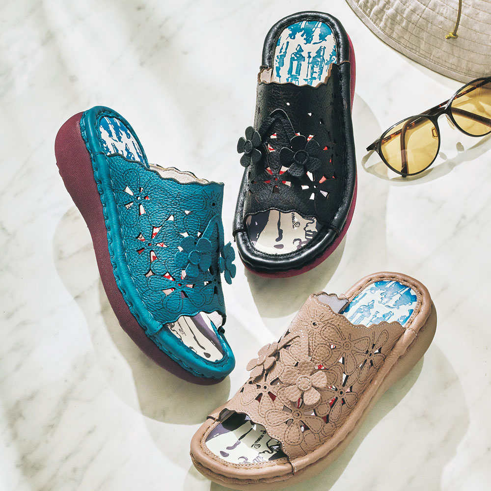 エスタシオン フラワーモチーフのレザーカットサンダル | ライトアップ