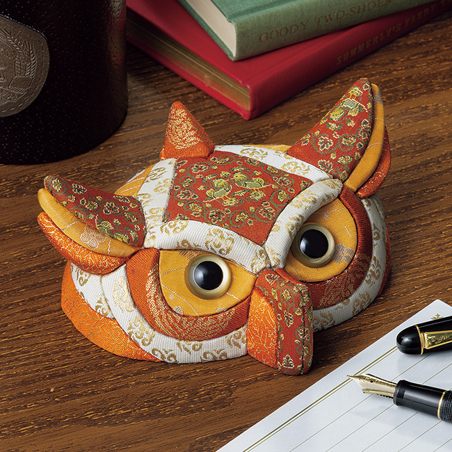 新井久夫 木目込人形／龍村裂フクロウの眼鏡置き | ライトアップ