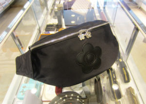 販売商品】マリークワント「メタルナイロンデイジー ボディバッグ