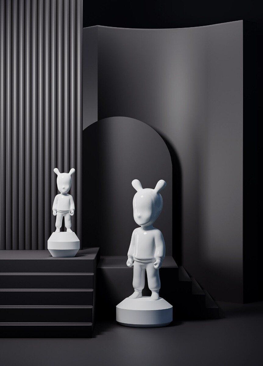 The White Guest Figurine. Small Model. | Lladró® Europe