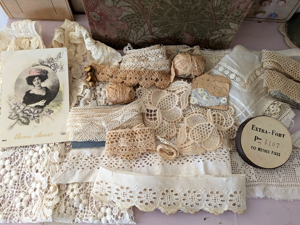 フランスアンティーク カルトナージュボックス入りたっぷりレース