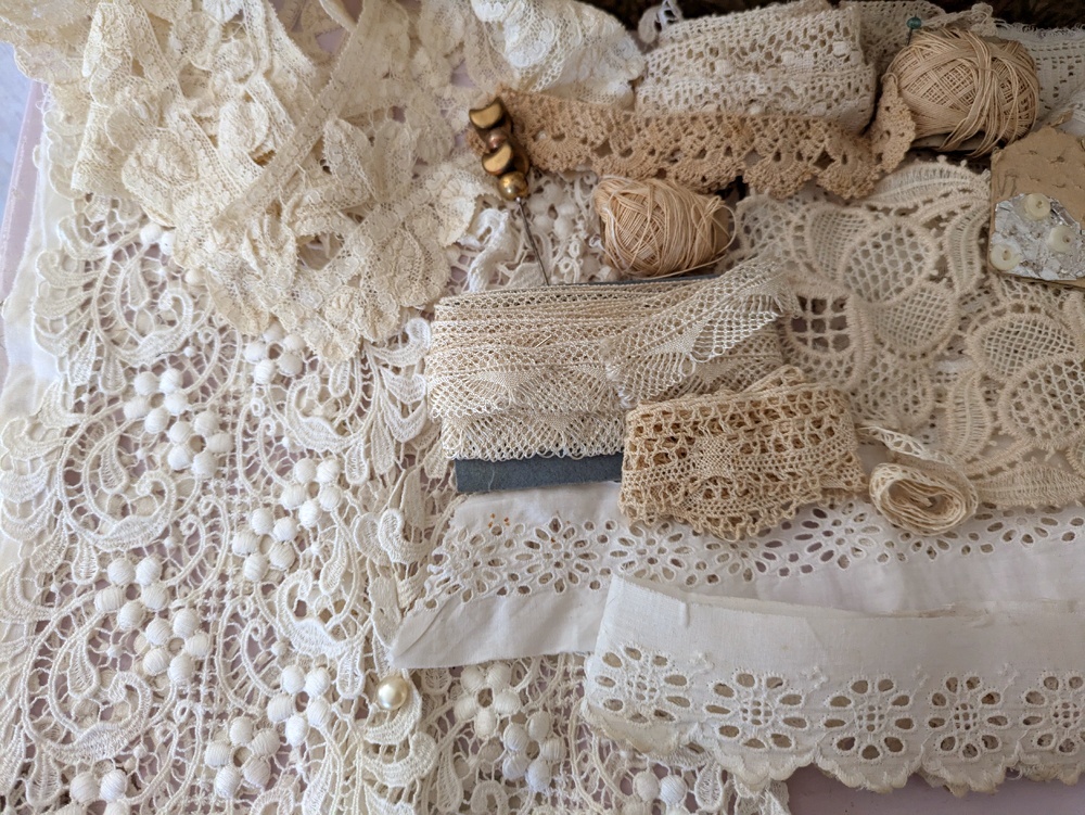 フランスアンティーク カルトナージュボックス入りたっぷりレース