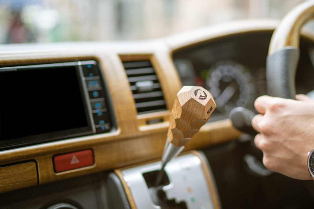 温かみのあるスタイルに！ 木目が美しいハイエース専用のシフトノブが