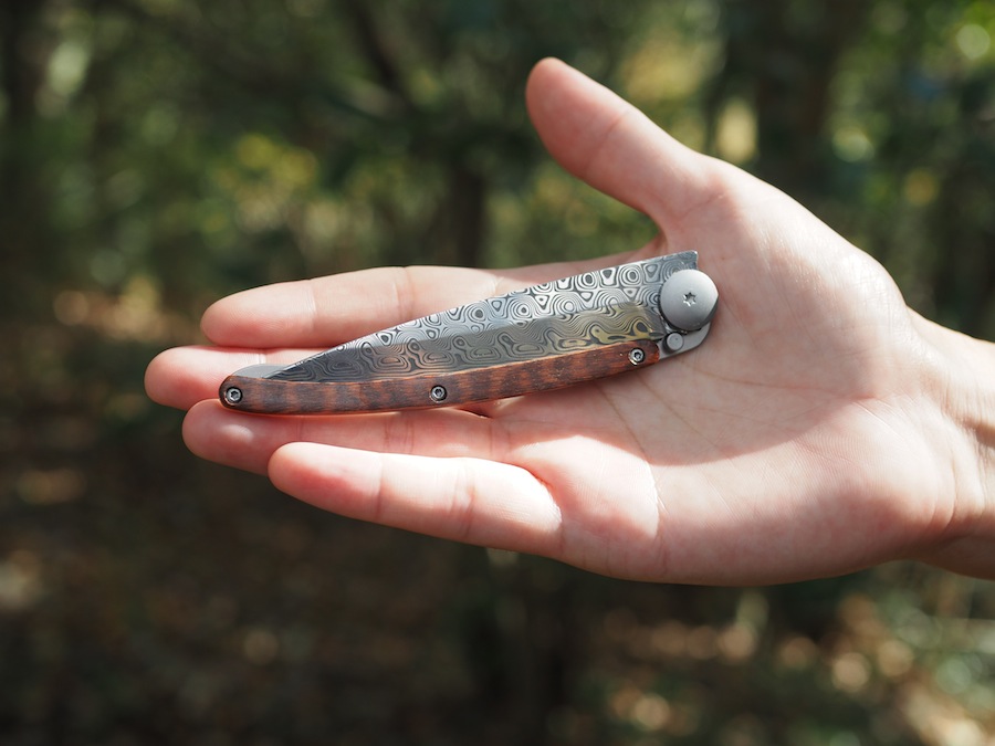 アウトドアや防災などで役に立つ37gのポケットナイフ【deejo